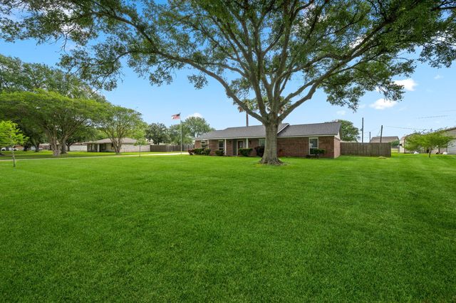 12102 Cherry Point Drive, Mont Belvieu, TX 77535