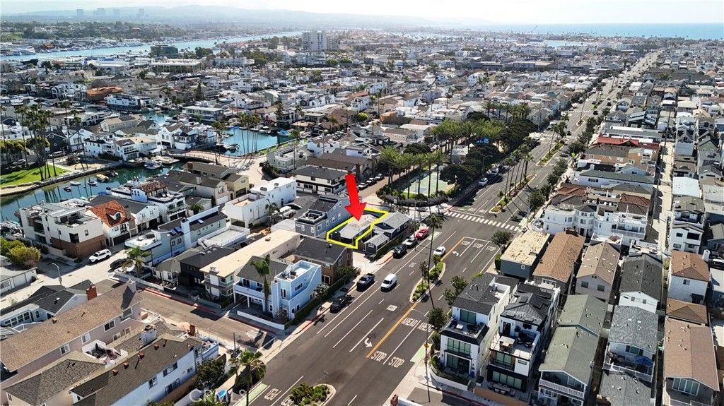 Image 2 of property listing at 207 38th Street, Newport Beach, CA 92663