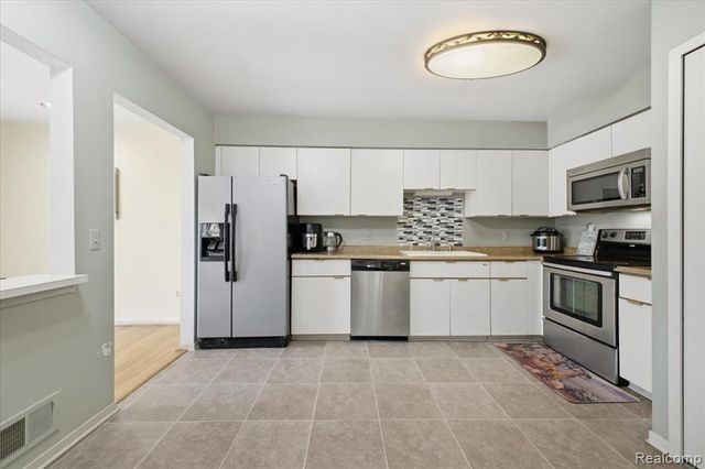 678 Highgate, Rochester Hills, MI 48307