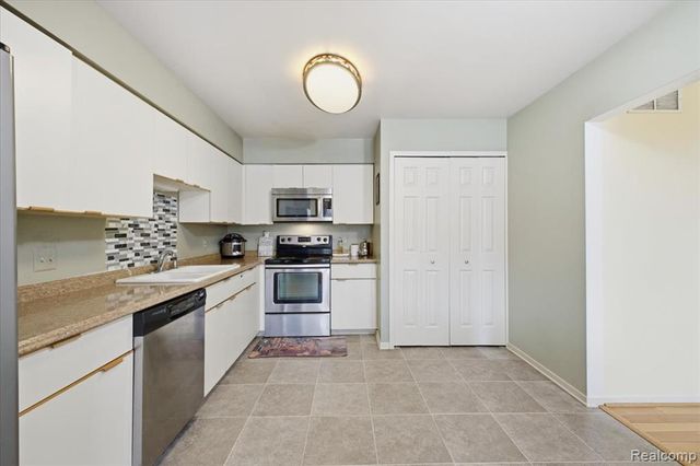 678 Highgate, Rochester Hills, MI 48307