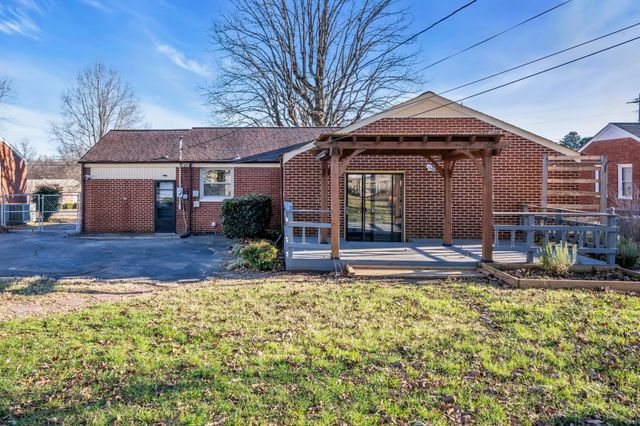 555 Ashe Ave, New Johnsonville, TN 37134