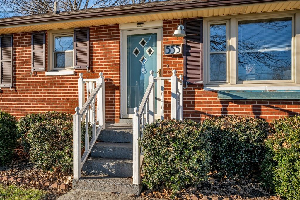 555 Ashe Ave, New Johnsonville, TN 37134