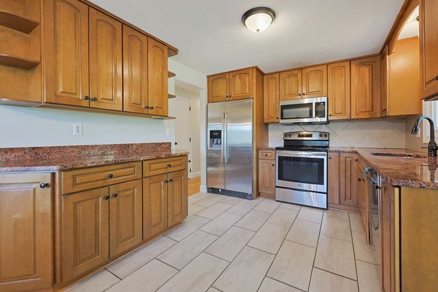 1 Garrison Dr, Plainville, MA 02762