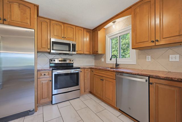 1 Garrison Dr, Plainville, MA 02762