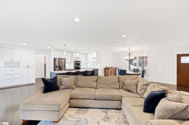 206 Forked Oak Way, Fountain Inn, SC 29644