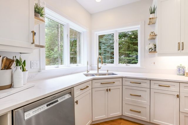 10 Strawberry Knoll Dr, Sutton, MA 01590