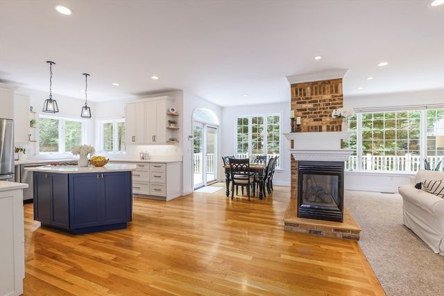 10 Strawberry Knoll Dr, Sutton, MA 01590