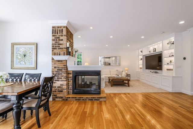 10 Strawberry Knoll Dr, Sutton, MA 01590