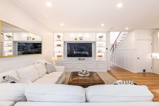 10 Strawberry Knoll Dr, Sutton, MA 01590