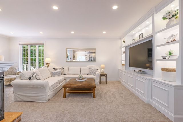 10 Strawberry Knoll Dr, Sutton, MA 01590