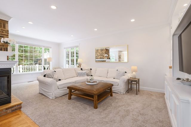 10 Strawberry Knoll Dr, Sutton, MA 01590