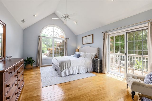 10 Strawberry Knoll Dr, Sutton, MA 01590
