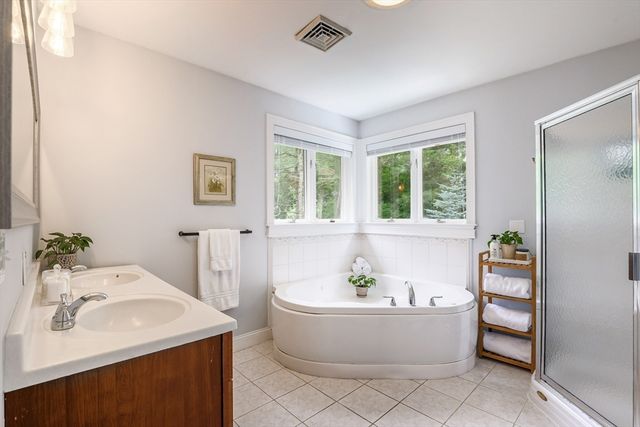 10 Strawberry Knoll Dr, Sutton, MA 01590