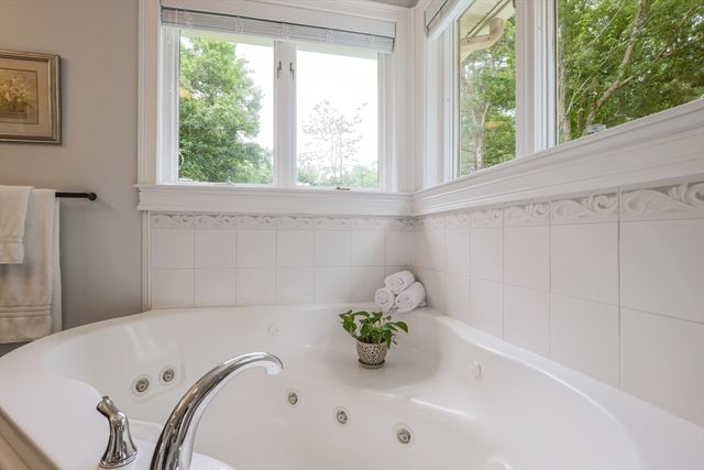 10 Strawberry Knoll Dr, Sutton, MA 01590
