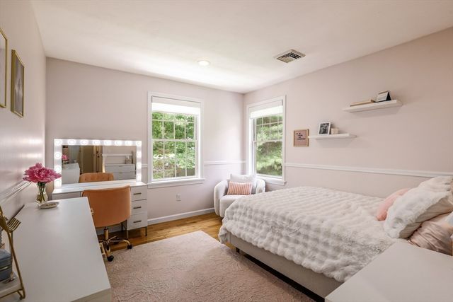 10 Strawberry Knoll Dr, Sutton, MA 01590