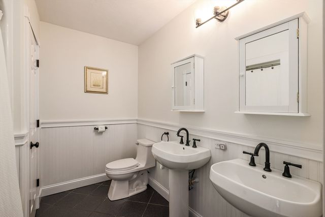 10 Strawberry Knoll Dr, Sutton, MA 01590