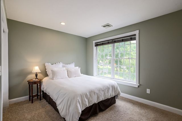 10 Strawberry Knoll Dr, Sutton, MA 01590