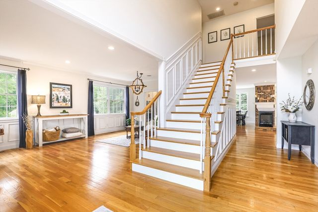 10 Strawberry Knoll Dr, Sutton, MA 01590
