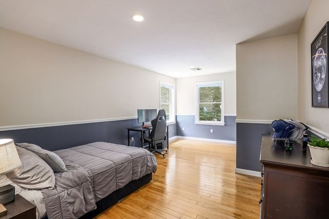 10 Strawberry Knoll Dr, Sutton, MA 01590