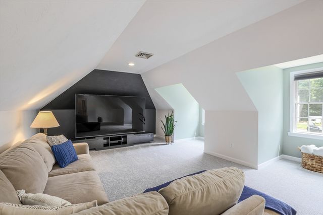 10 Strawberry Knoll Dr, Sutton, MA 01590