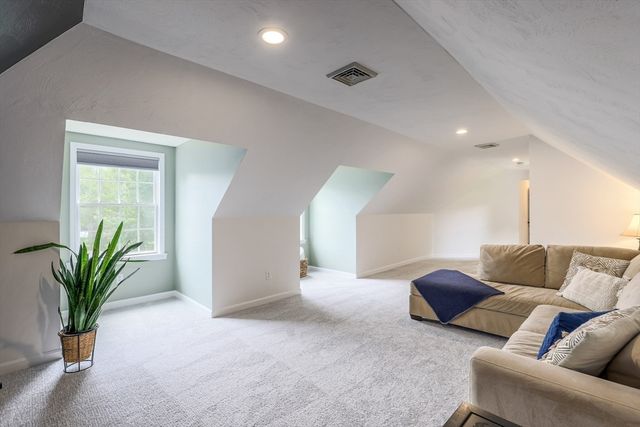 10 Strawberry Knoll Dr, Sutton, MA 01590