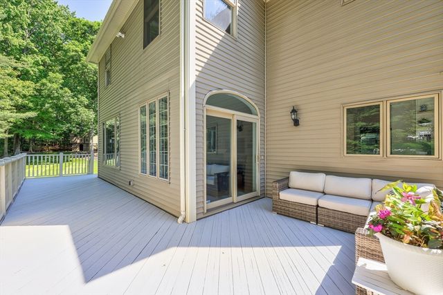 10 Strawberry Knoll Dr, Sutton, MA 01590