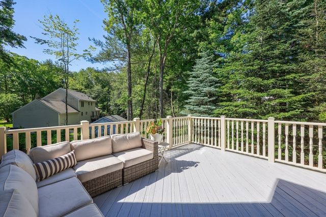 10 Strawberry Knoll Dr, Sutton, MA 01590