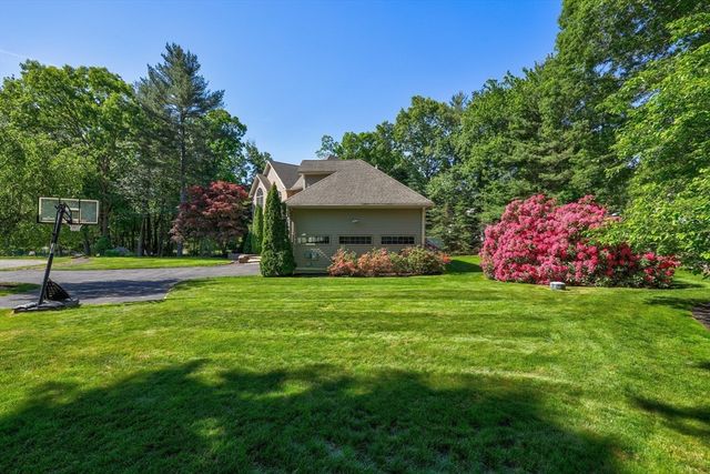 10 Strawberry Knoll Dr, Sutton, MA 01590