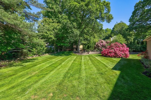 10 Strawberry Knoll Dr, Sutton, MA 01590