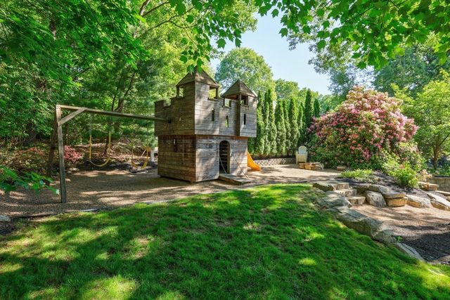 10 Strawberry Knoll Dr, Sutton, MA 01590