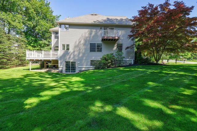 10 Strawberry Knoll Dr, Sutton, MA 01590