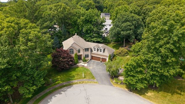 10 Strawberry Knoll Dr, Sutton, MA 01590
