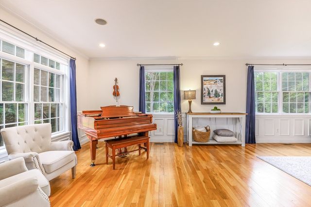 10 Strawberry Knoll Dr, Sutton, MA 01590