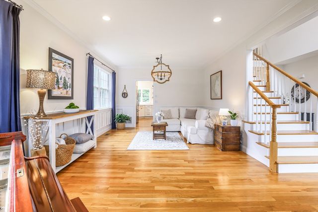 10 Strawberry Knoll Dr, Sutton, MA 01590