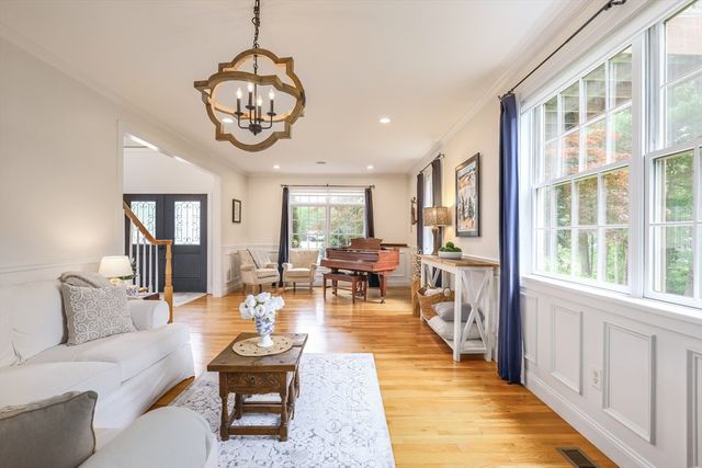 10 Strawberry Knoll Dr, Sutton, MA 01590