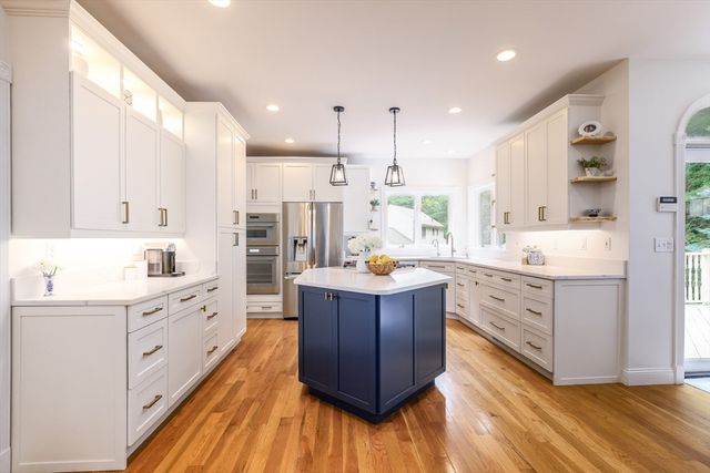 10 Strawberry Knoll Dr, Sutton, MA 01590