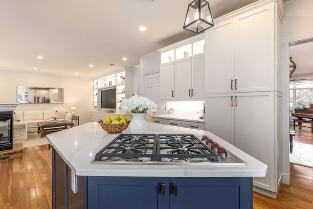 10 Strawberry Knoll Dr, Sutton, MA 01590