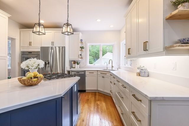 10 Strawberry Knoll Dr, Sutton, MA 01590