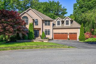 10 Strawberry Knoll Dr, Sutton, MA 01590