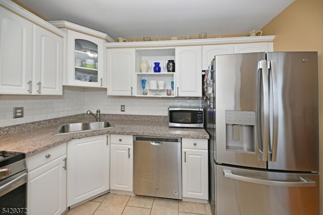 39 Niagara St, Dumont Boro, NJ 07628