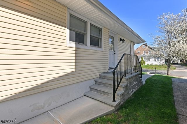 39 Niagara St, Dumont Boro, NJ 07628