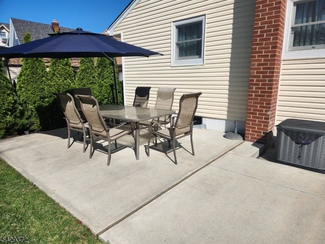 39 Niagara St, Dumont Boro, NJ 07628