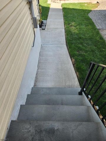 39 Niagara St, Dumont Boro, NJ 07628