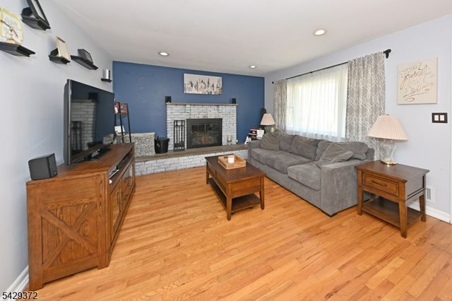 39 Niagara St, Dumont Boro, NJ 07628