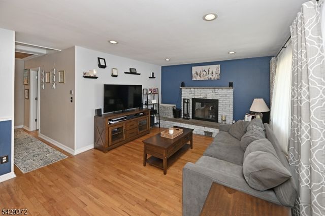 39 Niagara St, Dumont Boro, NJ 07628