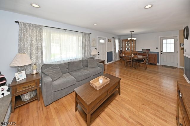 39 Niagara St, Dumont Boro, NJ 07628