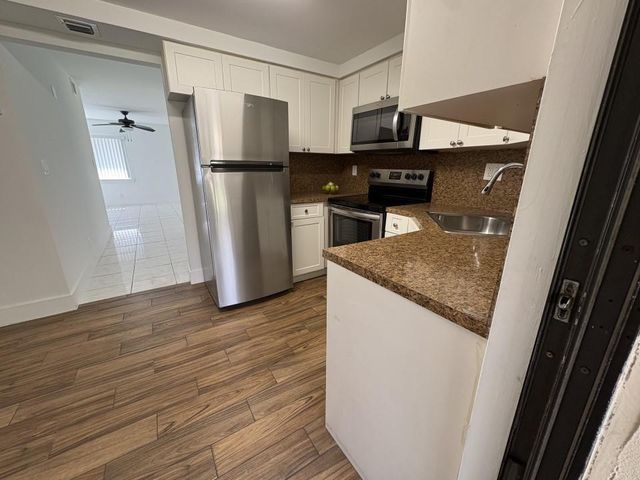 68 Wimbledon Lake Drive 68, Plantation, FL 33324