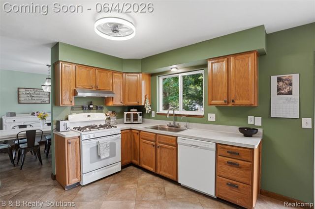 8820 Almont Road, Almont, MI 48003