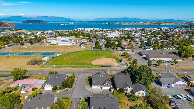 2402 J Avenue, Anacortes, WA 98221