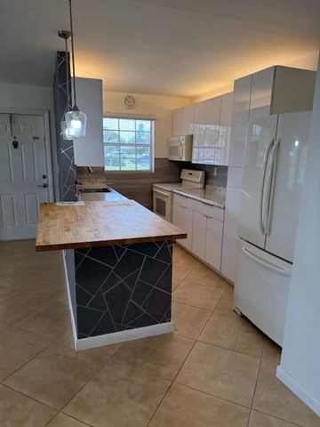 115 Lakes End Drive D, Fort Pierce, FL 34982
